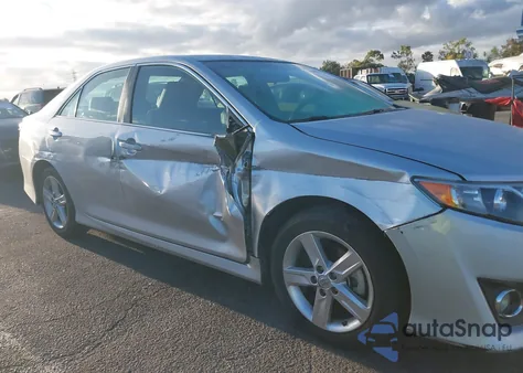 2014 Toyota Camry Se z USA, uszkodzony, nr VIN 4T1BF1FK1EU411702